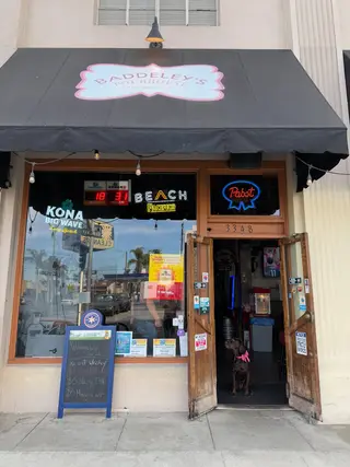Baddeley's Pourhouse, bar and grill restaurant, Long Beach