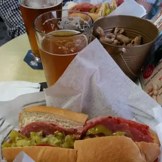 Peanuts Pub & Deli, pub, Lake Forest